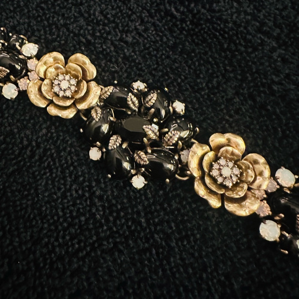 Exquisite Chloe + Isabel Black and Goldtone Floral Bracelet Intricate Accents - Picture 6 of 16